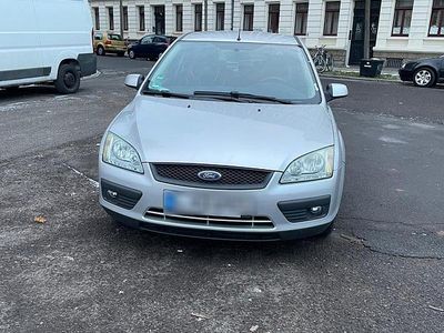 Silber Gebraucht 2007 Ford Focus Limousine | 2.800 €