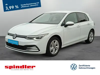 Second-hand VW Golf VIII Life 131 CP (96 kW) 2023 Alb Berlinǎ