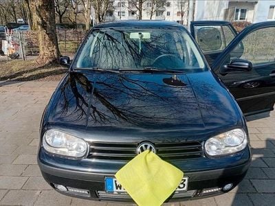 Schwarz Gebraucht 2002 VW Golf IV Kleinwagen | 2.500 €