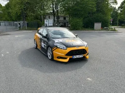 Używany Ford Focus ST 250 KM (183 kW) 2014 Pomarańczowy Sedan/Limuzyna