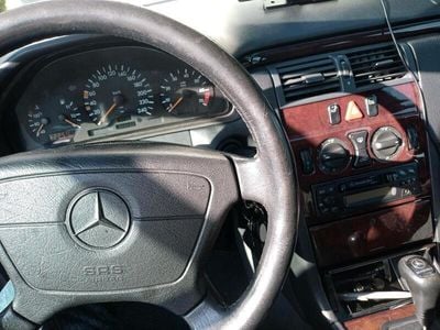 Mercedes E200