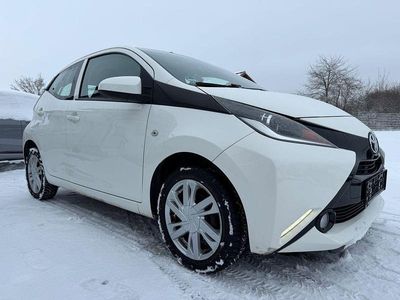 Gebraucht Toyota Aygo X-play 69 PS (50 kW) 2016 Weiß Kleinwagen