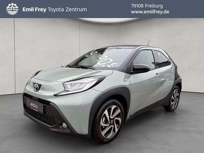 Neu Toyota Aygo X 72 PS (52 kW) 2025 Urban khaki / night sky SUV