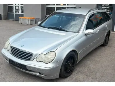 Gebraucht Mercedes C220 Avantgarde 143 PS (105 kW) 2001 Brilliantsilber (metallic) Kombi