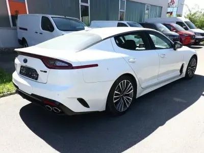 Gebraucht Kia Stinger GT-Line 200 PS (147 kW) 2018 Snow white pearl snow white pearl Kleinwagen