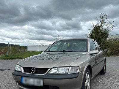 Usata Opel Vectra 101 CV (74 kW) 1998 Oro Berlina