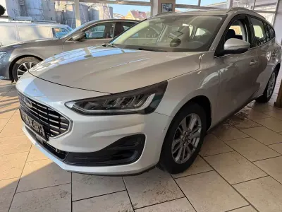 Używany Ford Focus Titanium 120 KM (88 kW) 2022 Srebrny Sedan/Limuzyna