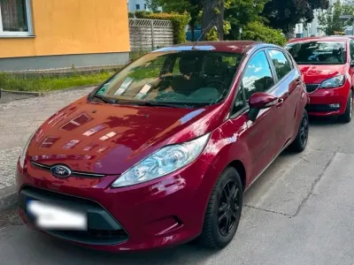 Używany Ford Fiesta 82 KM (60 kW) 2010 Czerwony Sedan/Limuzyna