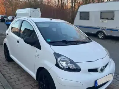 Gebraucht Toyota Aygo 69 PS (50 kW) 2010 Weiß Kleinwagen