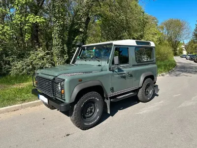 Gebraucht Land Rover Defender 122 PS (89 kW) 2010 Grün Kombi