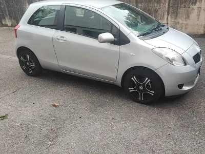 Gebraucht Toyota Yaris 64 PS (47 kW) 2005 Silber Kleinwagen