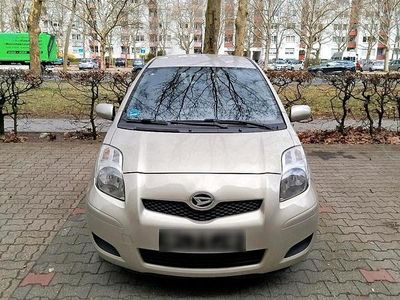 Gebraucht Daihatsu Charade 99 PS (72 kW) 2012 Gelb Kleinwagen