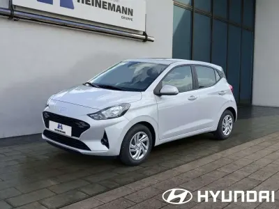 Neu Hyundai i10 63 PS (46 kW) 2025 Grau Kleinwagen