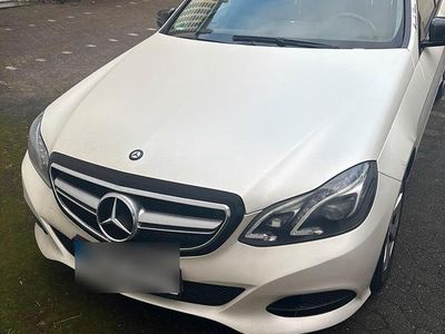 Weiß Gebraucht 2013 Mercedes E200 Limousine | 9.000 €