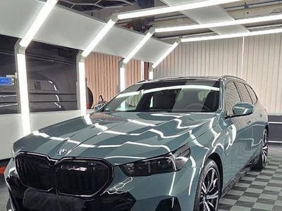 Gebraucht BMW 550e Sport Line 489 PS (359 kW) 2025 Grün Kombi