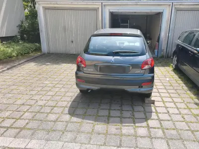 Gebraucht Peugeot 206 60 PS (44 kW) 2011 Grau Kleinwagen