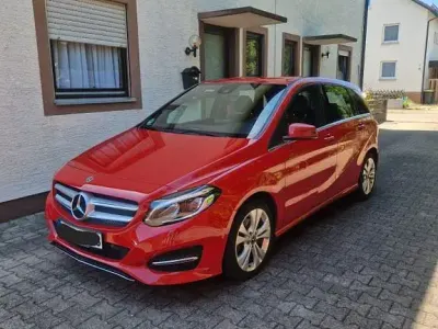 Gebraucht Mercedes B200 136 PS (100 kW) 2018 Rot Kleinwagen