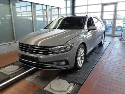 Gebraucht VW Passat Business 122 PS (89 kW) 2022 Mondsteingrau Kombi