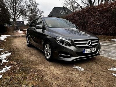 Grau Gebraucht 2018 Mercedes B200 Van / Kleinbus | 19.499 € (Fairer Preis)