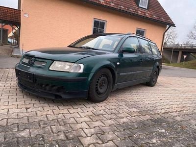 Grün Gebraucht 2000 VW Passat Comfortline Kombi | 2.200 € (Fairer Preis)