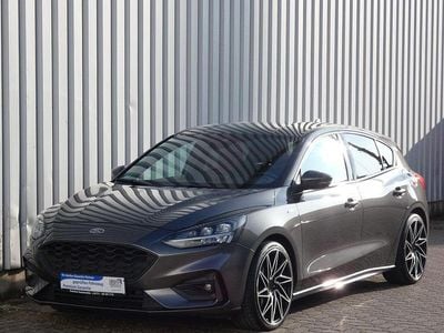 Grau Gebraucht 2020 Ford Focus ST-Line Limousine | 15.900 € (Fairer Preis)