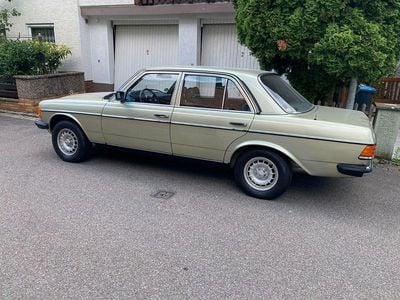 Grün Gebraucht 1983 Mercedes E230 Limousine | 11.500 €