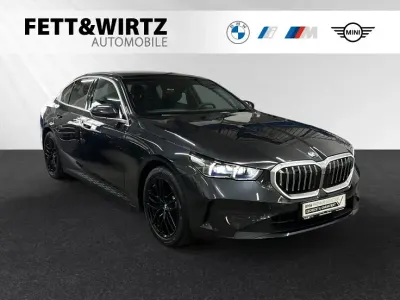 Gebraucht BMW 530e Comfort Edition 299 PS (219 kW) 2024 Sophistograu brillanteffekt metallic Limousine