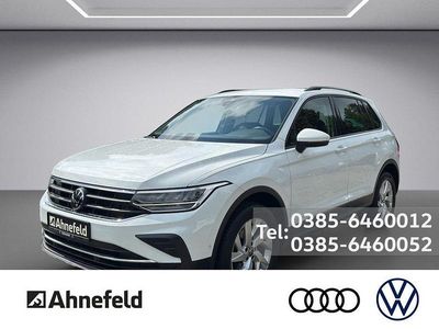Weiß Gebraucht 2022 VW Tiguan Life SUV | 31.999 € (Etwas zu teuer)