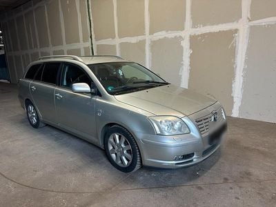 Usata Toyota Avensis 177 CV (130 kW) 2006 Oro Station wagon