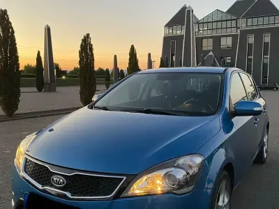 Gebraucht Kia Ceed 125 PS (91 kW) 2010 Blau Kleinwagen