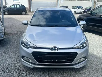 Gebraucht Hyundai i20 Passion 101 PS (74 kW) 2016 Silber Limousine
