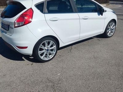 Gebraucht Ford Fiesta Trend 101 PS (74 kW) 2015 Weiß Kleinwagen