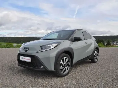 Neu Toyota Aygo X 72 PS (52 kW) 2025 Grün SUV