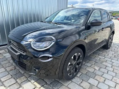 Neu Fiat 600 La Prima 110 PS (80 kW) 2026 Schwarz SUV