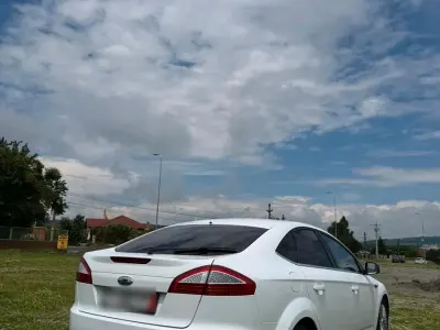 Gebraucht Ford Mondeo 140 PS (102 kW) 2010 Weiß Limousine