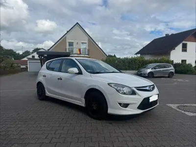 Gebraucht Hyundai i30 109 PS (80 kW) 2012 Weiß Kleinwagen