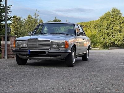 Second-hand Mercedes E230 136 CP (100 kW) 1981 Argintiu Berlinǎ