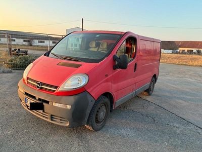 Rot Gebraucht 2005 Opel Vivaro Van / Kleinbus | 2.750 €