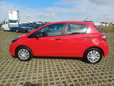 Gebraucht Toyota Yaris Basis 69 PS (50 kW) 2019 Rot Limousine