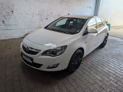 Gebraucht Opel Astra Cosmo 140 PS (102 kW) 2010 Weiß Limousine