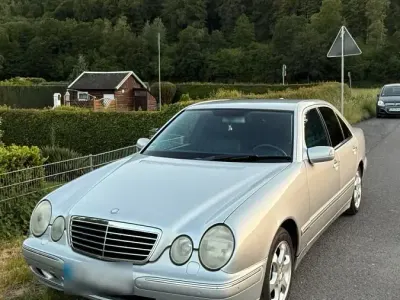 Gebraucht Mercedes E280 204 PS (150 kW) 1999 Silber Limousine
