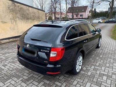Usado Skoda Superb 170 HP (125 kW) 2014 Preto Carrinha