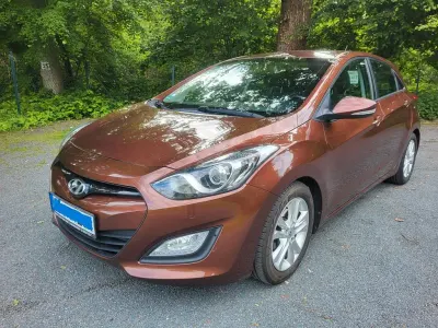 Gebraucht Hyundai i30 Intro Edition 99 PS (72 kW) 2012 Braun Limousine