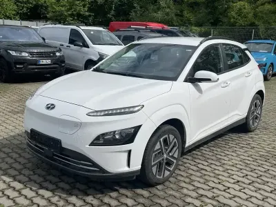 Gebraucht Hyundai Kona Select 100 kW (136 PS) 2023 Weiß SUV