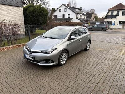 Silber Gebraucht 2016 Toyota Auris Hybrid Edition-S Limousine | 12.950 € (Fairer Preis)