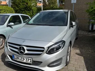 Gebraucht Mercedes B180 122 PS (89 kW) 2015 Silber Van / Kleinbus