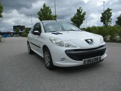 Używany Peugeot 206 Basis 60 KM (44 kW) 2012 Biały Sedan/Limuzyna