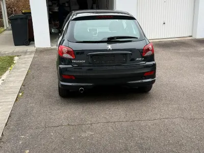 Gebraucht Peugeot 206 60 PS (44 kW) 2012 Grau Limousine