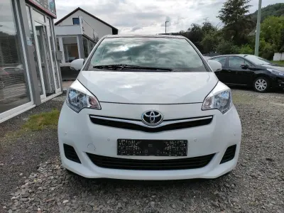 Gebraucht Toyota Verso-S 100 PS (73 kW) 2013 Weiß Van / Kleinbus