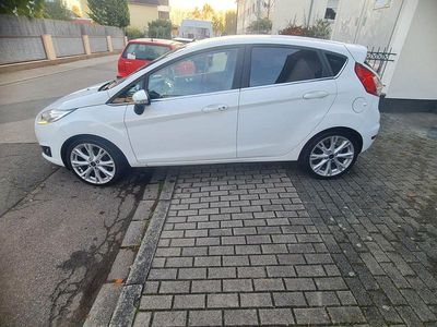Weiß Gebraucht 2016 Ford Fiesta Kleinwagen | 8.650 € (Fairer Preis)